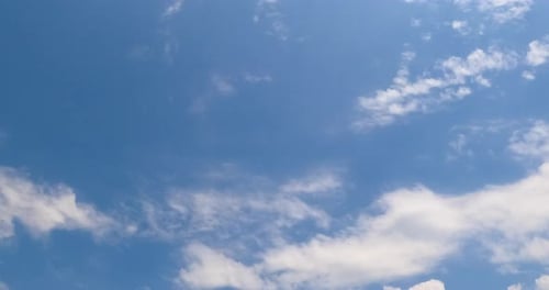 Blauer Sommerhimmel mit wenigen vorbeiziehenden Zirruswolken. Wunderschöner Zeitraffer mit sonnigem Tageshimmel
.