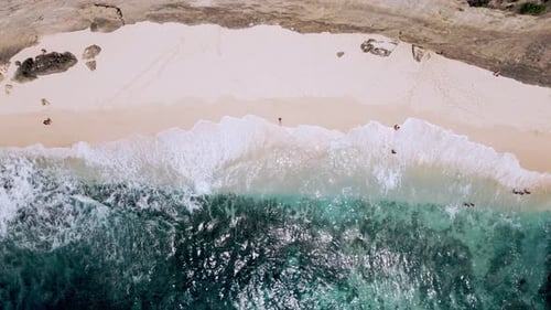 Luftaufnahme der Meereswellen mit blauem Sommerwasser in der Insellandschaft von Sea Beach
