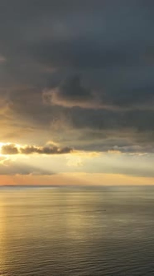 Coucher de soleil coloré sur la mer Méditerranée