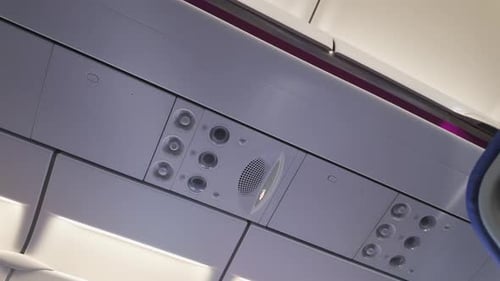 Le panneau supérieur d'une cabine d'avion, comprenant des bouches d'aération, des commandes d'éclairage et peut-être une antenne