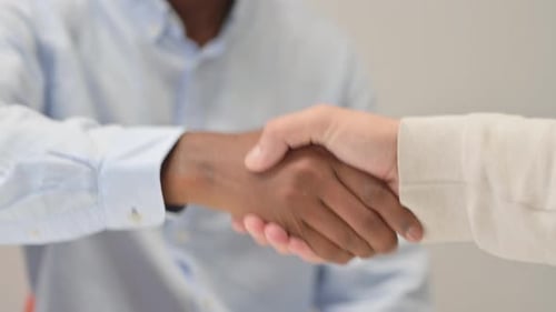 Nahaufnahme eines Handschlags von Geschäftsleuten