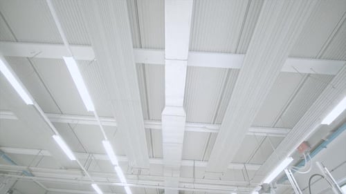 Techo industrial con luces suspendidas, planta de energía y aire acondicionado