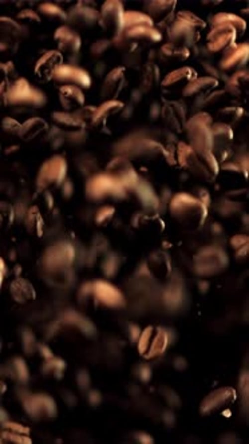 Die Superzeitlupe der Kaffeebohnen steigt und fällt, gefilmt mit einer Hochgeschwindigkeitskamera bei 10:00 Uhr