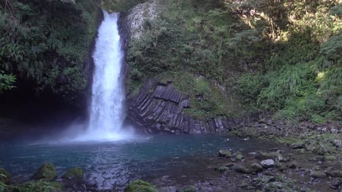Großer Wasserfall mit klarem blauem Wasser und einzigartigem Basalt