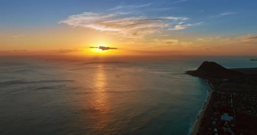 Magnifique coucher de soleil sur le paysage aquatique de l'océan Pacifique.
