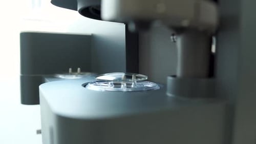 Ophtalmologiste avec lentille - mouvement de la main HD