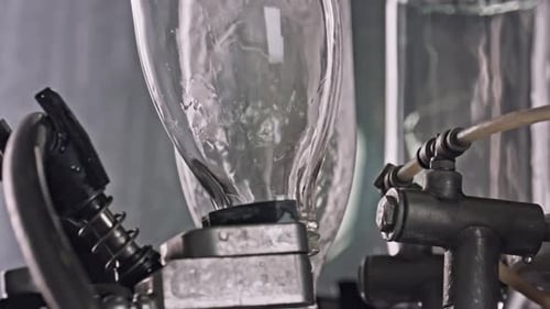 Équipement de fabrication de fromage industriel remplissant des bocaux en verre avec du liquide