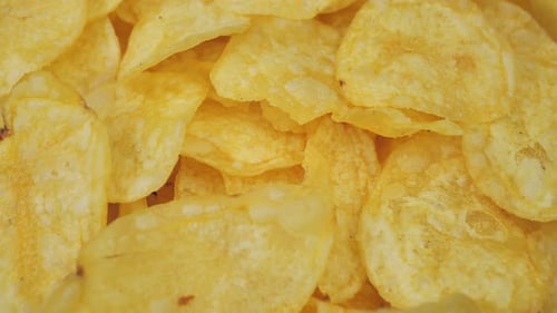 Nahaufnahme von Kartoffelchips, die sich auf einer Drehscheibe drehen
