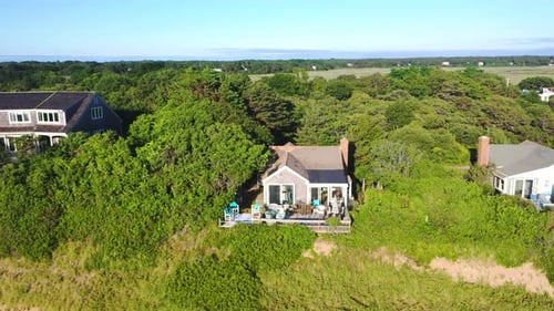 Drohnenaufnahmen von Cape Cod zeigen Sumpfgebiete und Häuser im Wald, umgeben von Bäumen