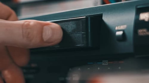Inserte el casete VHS en el reproductor de vídeo VCR