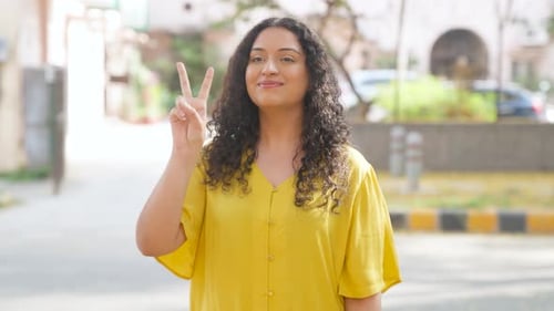 Estudiante política india, chica con pelo rizado