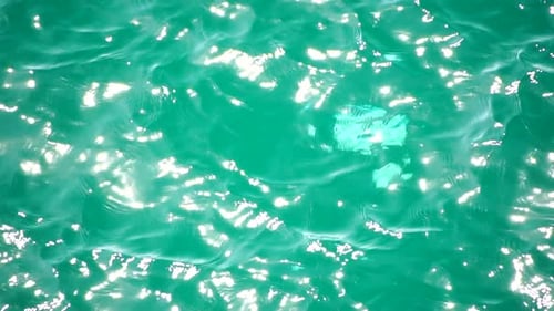 Luftaufnahme der Meereswasseroberfläche auf klarem azurblauem Meerwasser, Sonnenblendung, abstrakter nautischer Sommerozean
