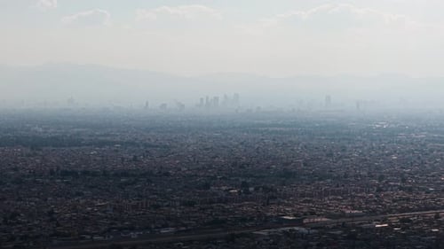 Imagens aéreas de drones teleobjetivas de uma megalópole extensa e altamente poluída