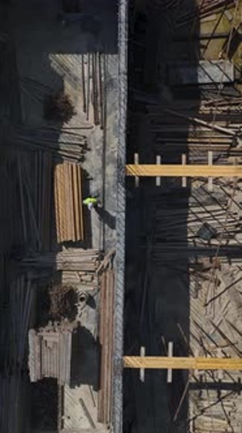 Vídeo vertical: Los trabajadores de la construcción construyen paredes bajo la supervisión de ingenieros cualificados in situ