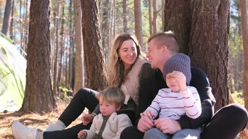 Una familia alegre disfruta felizmente de un precioso tiempo de calidad al aire libre rodeada de una hermosa naturaleza