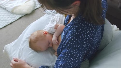 Por el hecho de que un bebé hambriento se agarra y agarra el pecho de su madre mientras traga la leche como