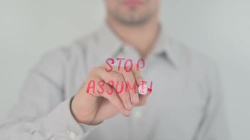 Hören Sie auf anzunehmen, auf transparentem Bildschirm zu schreiben