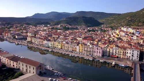 Bosa, Sardenha, Itália - Foto aérea de drone descobrindo a colorida cidade de Bosa com um vermelho maravilhoso