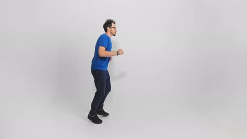 Mann rennt von links nach rechts gefilmt auf weißem Hintergrund in einem Studio