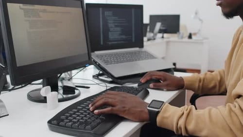 Afroamerikanischer Programmierer dekodiert Daten
