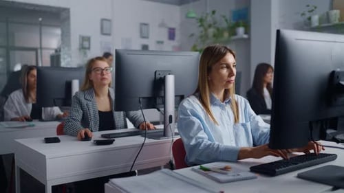Département des ventes ou département du marketing des femmes d'entreprise modernes travaillant avec des ordinateurs