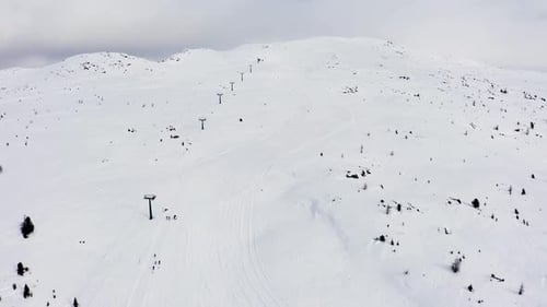 Vue aérienne de la piste de ski d'hiver déserte et enneigée du domaine skiable Alpe Lusia en Italie. Pandémie de coronavirus