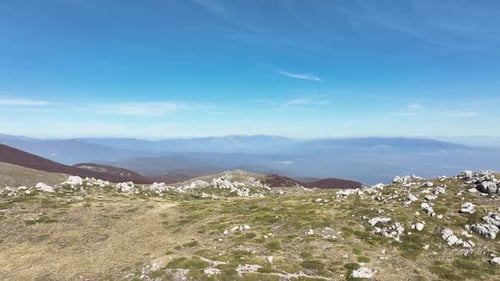 Prise de vue frontale par Drone : sommet du mont Vermio, Grèce | Vue aérienne de la montagne