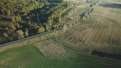 Landwirtschaftliche Felder. Am Horizont können Sie die Siedlung und die Autobahn sehen.