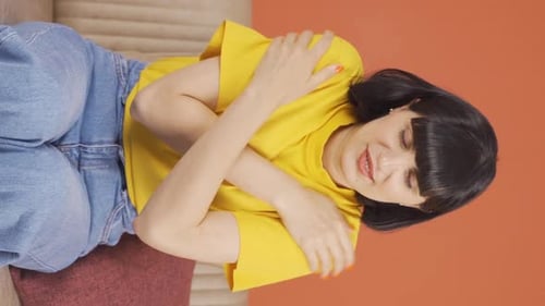 Vidéo verticale d'une jeune femme froide et tremblante.
