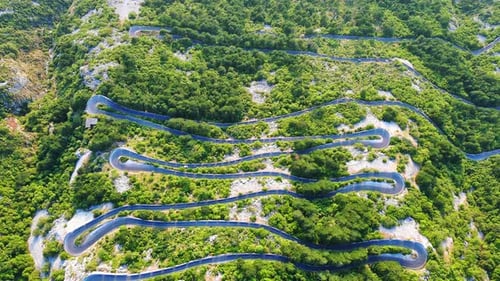 Estrada sinuosa: serpentina de Lovcensky com curvas perigosas que levam ao topo do Montenegrino