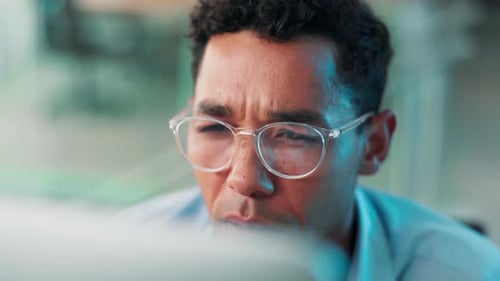 Gafas, hombre o programador leyendo en la computadora para la investigación de codificación o la actualización de ciberseguridad