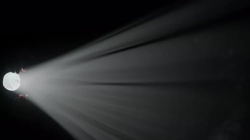 Hellweißer Strahler, professionelle Lichtausrüstung, leuchtet in der Dunkelheit, Handsilhouetten, berührend