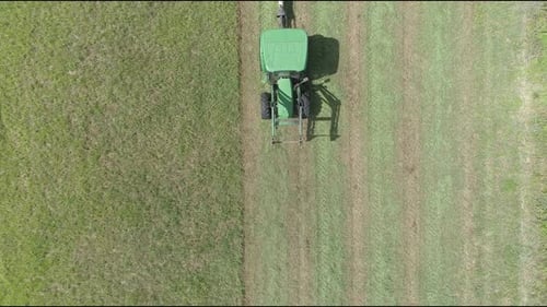 Vue aérienne d'un tracteur coupant de l'herbe, États-Unis.