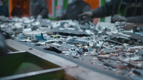 Müll auf einem Förderband sortieren Männliche Arbeiter inspizieren einen Müllhaufen in einer Recyclinganlage
