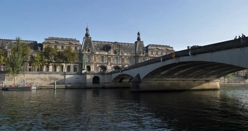 A Pont du Carrousel e o prédio do museu do Louvre, margem do rio Sena, Paris, França