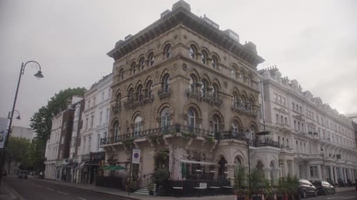 Wide shot of historical building in London