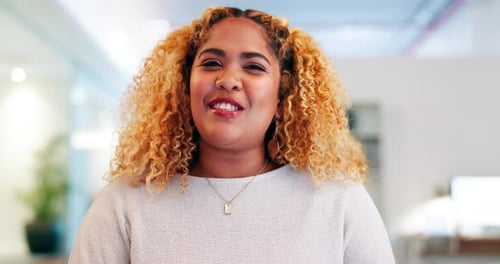 Vídeo llamada, comunicación y rostro de una mujer en la oficina haciendo una consulta online