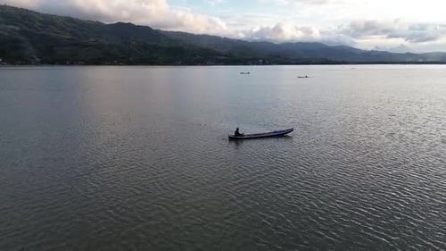 vista aérea de un pescador en su barco en el lago
