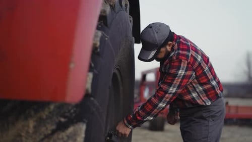 Service und Reparatur von Landmaschinentechnikern bei der Reparatur von Traktorrädern Innovation in