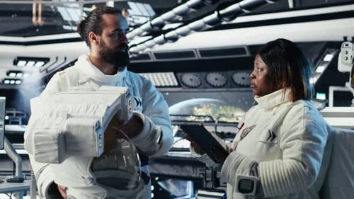 Der Astronaut erhält vom Anführer eine Missionsbesprechung, bevor er die Raumstation verlässt