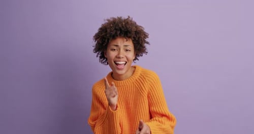 Menschliche Momente: Fröhliche dunkelhäutige Frau fühlt sich sehr glücklich Punkte vor der Kamera wählt dich positiv aus...