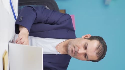 Vertikales Video eines Geschäftsmannes, der in die Kamera zwinkert.
