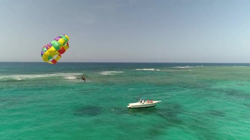 Parasailing über türkisfarbenem Meerwasser am Bavaro Beach Punta Cana, Dominikanische Republik