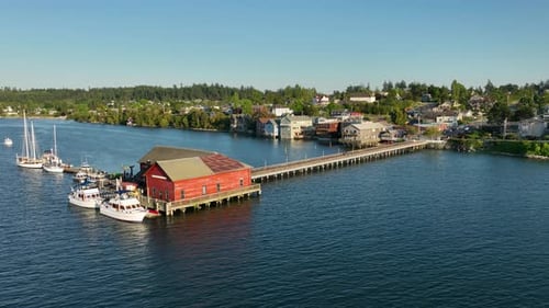 Foto de drone em órbita do Coupeville Wharf que se estende desde o centro histórico.