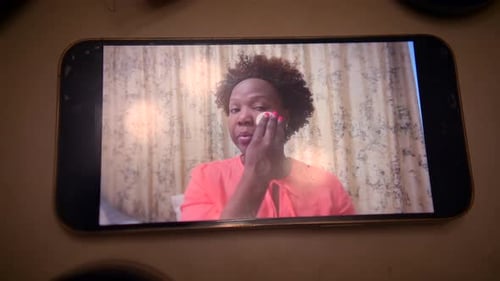 La bloguera de belleza Gen Z habla sobre una cámara de transmisión en vivo de vídeo