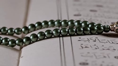 Religion Das Buch des Islam Koran und Rosenkranzperlen 15