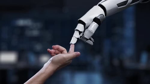 Roboterhand, die mit digitalen Marketing-Symbolen auf einem Computerbildschirm in einer modernen Büroumgebung interagiert