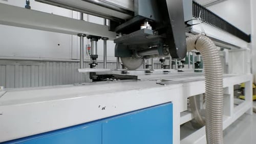 Letzte Arbeit einer Kreissäge zum Schneiden von Metallteilen
