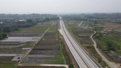Luftaufnahme der Mautstraße, die von Natur umgeben ist, in Boyolali, Java, Indonesien