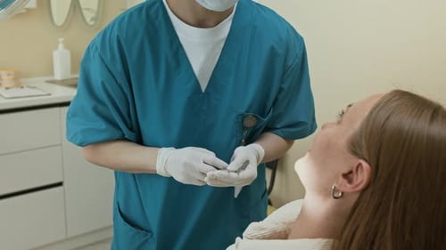 Zahnärztin untersucht Patienten und verwendet Spiegel